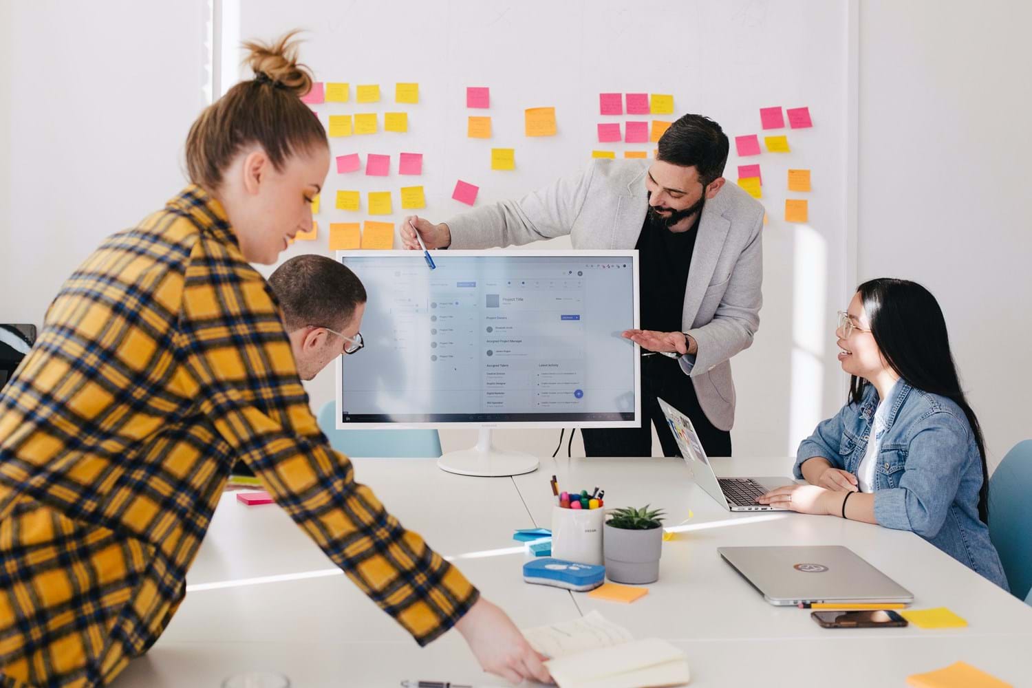 Manage your hybrid team with the right workspace management software Workspace management software